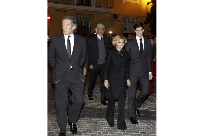 Alfonso Díez (i), viudo de la duquesa de Alba, acompañado por los hijos de Cayetana Fitz-James Stuart, Eugenia, y Jacobo (c-fondo), y uno de sus nietos, Fernando (d), a su llegada a la iglesia del Valle, sede de la hermandad de los Gitanos, de Sevilla, pa