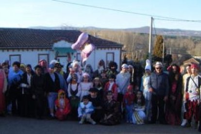 Los vecinos de Morriondo posan con sus disfraces, en un momento de la celebración del carnaval