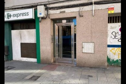 Portal de la vivienda en la que ocurrieron los hechos. M.Á.Z