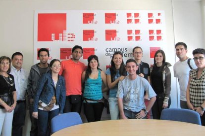 Los alumnos brasileños, con la delegada del rector.