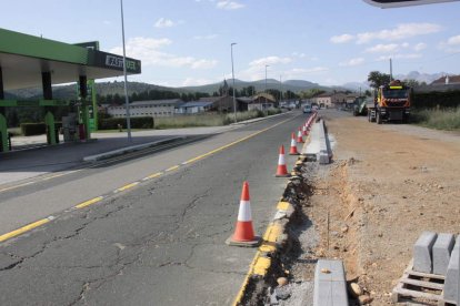 La obra de la nueva calle y colocación de bordillos en Vidanes. CAMPOS