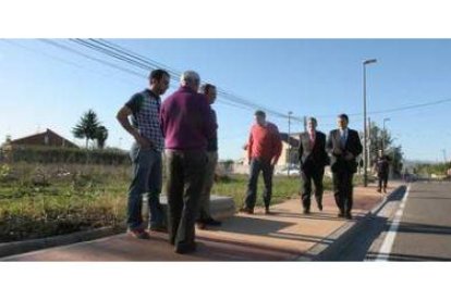 El alcalde (derecha) paseó ayer por las nuevas aceras de la avenida del Ferrocarril de la pedanía de