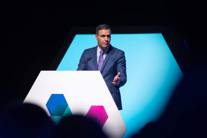 Pedro Sánchez durante su intervención en la inauguración de la sexta edición del Digital Entreprise Show (DES 2022), un foro internacional sobre innovación y transformación digital, ayer, en el Palacio de Ferias de Málaga. CARLOS DÍAZ MARTÍN