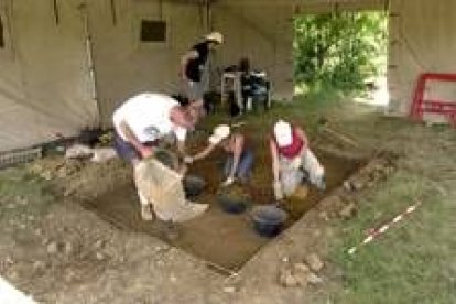 Los arqueólogos tras la excavación en una de las simas