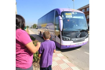 Imagen de archivo de un estudiante esperando el transporte escolar.