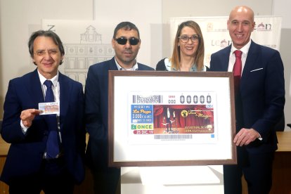 El alcalde de León, José Antonio Diez; el consejero territorial de la Once, Bernardo Vilorio; la directora de la Once en León, Alejandra Rodríguezy el delegado artístico del Festival León Vive la Magia, Juan Mayoral, presentan el cupón conmemorativo del XVI Festival León Vive La Magia