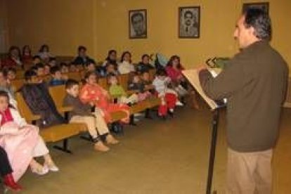 El alcalde leyendo su cuento a los niños durante el acto celebrado en la biblioteca