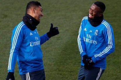 Casemiro y Vinicius, durante uno de los últimos entrenamientos del Real Madrid. JUANJO MARTIN