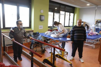 El aula de fisioterapia de Aspace León en San Cayetano, con varios usuarios. MARCIANO PÉREZ