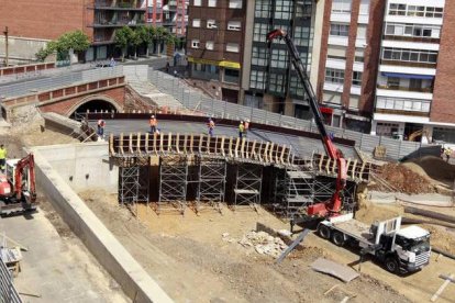 El viaducto ya tiene la estructura de cimbra llena y los tetraceros colocados a la espera del hormigonado.