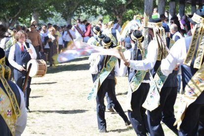 Los danzantes de Chano, vestidos con pantalón y chaleco negro, ayer en el entorno de la Romería de Trascastro. EPIGMENIO RAMÓN MARTÍNEZ