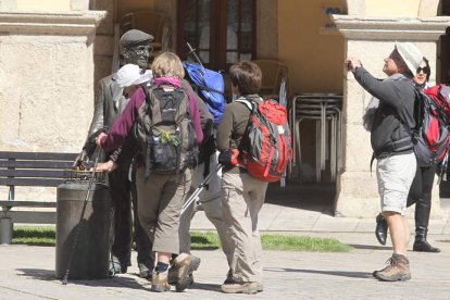 Turistas junto a la estatuta del barquillero, en la plaza del Ayuntamiento.