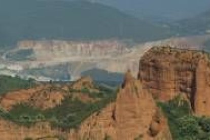 Vista de la cantera de Catisa desde el mirador de Orellán, donde se comprueba su gran impacto visual