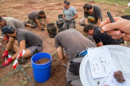 Los investigadores peinan las cuadrículas para recolectar los pequeños restos óseos del dinosaurio. RAQUEL MANZANARES