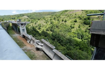 Vista del tablero de hormigón que se vino abajo ayer, a primera hora, sin causar heridos en el viaducto del Castro, en el municipio de Vega de Valcarce. L. DE LA MATA