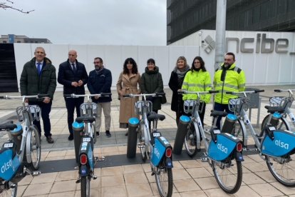 El alcalde de León, José Antonio Diez asistió a la inauguración del nuevo punto de préstamo de bicicletas junto al concejal Vicente Canuria y al representante de Alsa, Óscar Barredo. DL