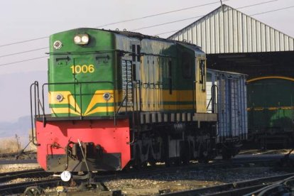 La locomotora diesel 1006 en 2001, cuando todavía pertenecía a la MSP, en el hangar de Cubillos del Sil. ANA F. BARREDO