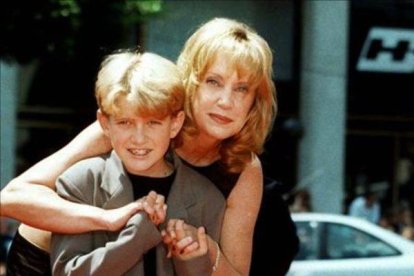 Mary Ellen Trainor y su hijo Alex, en una imagen de 1997.