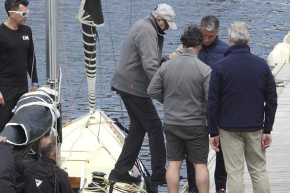 El rey emérito se baja con ayuda del ‘Bribón’ después de navegar ayer por la tarde por la ría de Sangenjo. LAVANDEIRA