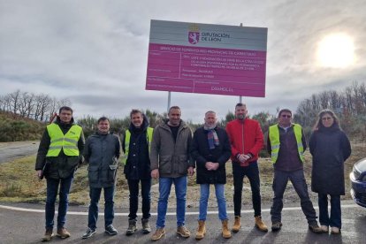 Políticos y técnicos de la institución provincial en un tramo del vial ya arreglado. DL