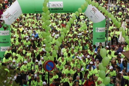 La marea verde abarrota la plaza Mayor y suma miles de pasos en la Marcha de la Esperanza. MARCIANO PÉREZ