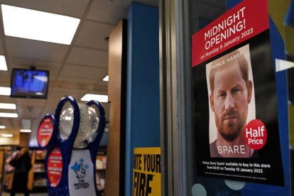 Anuncio promocional del libro ‘Spare’, del príncipe Enrique de Inglaterra en una librería de Londres. ANDY RAIN