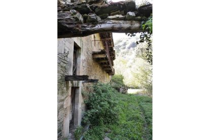 Balconada de madera en la Ferrería de Serviz. HISPANIA NOSTRA