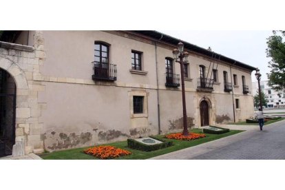 Imagen exterior de la Casa del Peregrino, antiguo hospital de caminantes que hace prácticamente siete años que está vacía. ARCHIVO