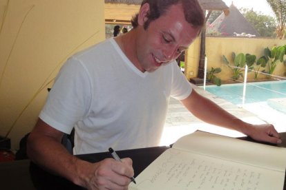 Rosell firma en el libro de honor del The Rhino Resort en Senegal.