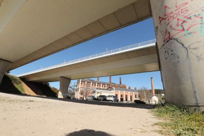 Las pilastras del Puente del Centenario tendrá reproducciones de pinturas de Fernando Krahn. BARREDO