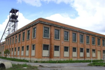 El polígono industrial de la Herrera II, con el castillete del pozo al fondo. CASTRO