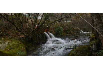 Vertido al río del agua procedente de los túneles de la Variante de Pajares al río Huerna. DL