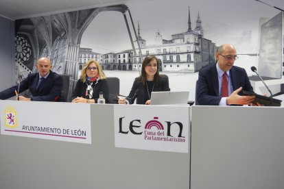 La portavoz de Ciudadanos en el Ayuntamiento de León, Gemma Villarroel, ofrece una rueda de prensa para comentar el presupuesto municipal