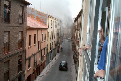 El humo se pudo ver en toda la calle Murias de Paredes