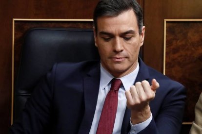 El presidente del gobierno en funciones Pedro Sánchez (i), en su escaño tras su intervención este martes en el Congreso, en la tercera jornada del debate para su investidura como presidente del Gobierno. EFE/Mariscal