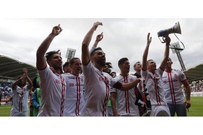 Los jugadores de la Cultural jalean a su afición en el Reino de León durante la celebración por ser campeones de su grupo.