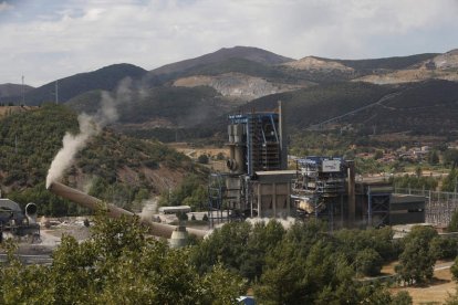 Caída de la última chimenea de la central térmica de La Robla, el pasado agosto. FERNANDO OTERO