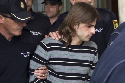 El asesino de la joven Marta del Castillo, Miguel Carcaño, es escoltado con fuerte protección policial durante uno de sus traslados.