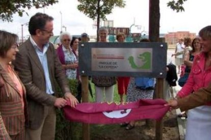 Javier Chamorro, Gema Cabezas y Evelia Fernández destapan la placa del parque.