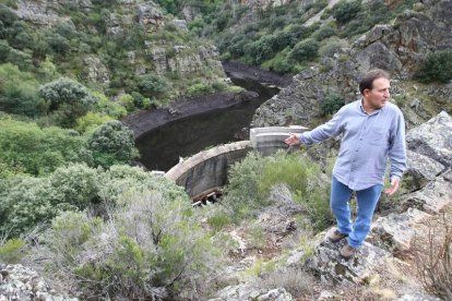 El pedáneo de San Andrés, ante la presa, en la época de los vertidos de lodo al río Argutorio. DE LA MATA