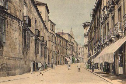 La popular calle leonesa, con el palacio de Villasinda (Hotel París) antes del incendio sucedido el 14 de noviembre de 1906