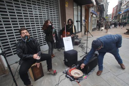 Algunos de los músicos en el arranque de la calle del Cristo, en el centro de Ponferrada.  L. DE LA MATA