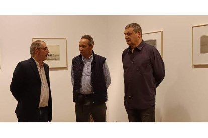 Luis García, junto a Miguel Galano (Tapia de Casariego, Asturias, 1956) y José Ferrero (León, 1959), ayer en el CLA. DL