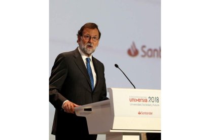 El presidente del Gobierno, Mariano Rajoy, ayer durante su intervención en Salamanca. J. M. GARCÍA