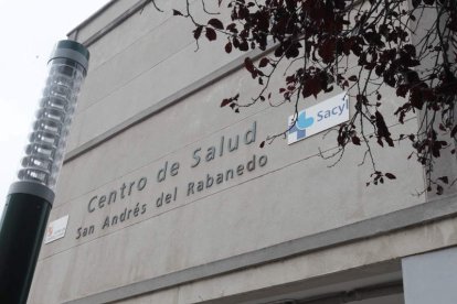 El centro de salud está a unos cien metros del hospital, donde se traslada temporalmente. RAMIRO