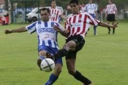 El deportivista Fran busca llevarse el esférico ante la oposición de un futbolista del Athletic B