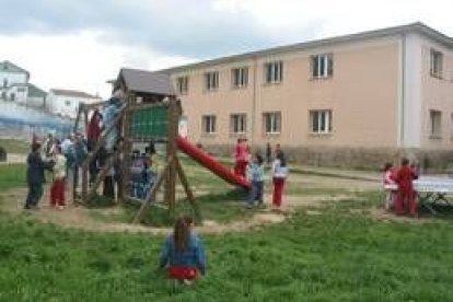 Varios juegan en uno de los patios del colegio Manuel Ángel Cano Población de Cistierna