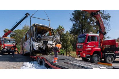 Estado en el que quedó el autobús siniestrado. JULIÁN PÉREZ