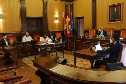 El Pleno contó con apenas cinco concejales presentes y el resto por videoconferencia. FERNANDO OTERO