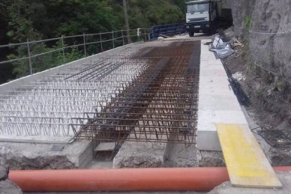 Una de las infraestructuras colocadas en la N-625 en 2019 en el término de Oseja de Sajambre, que ahora serán inspeccionadas. CAMPOS